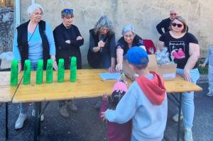 Echange oeufs en plastique contre chocolat